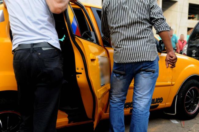 taxista_se_lanzo_del_carro_para_huir_de_atracadores.jpg