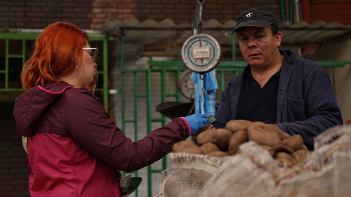 Mujer comprando papa en Corabastos