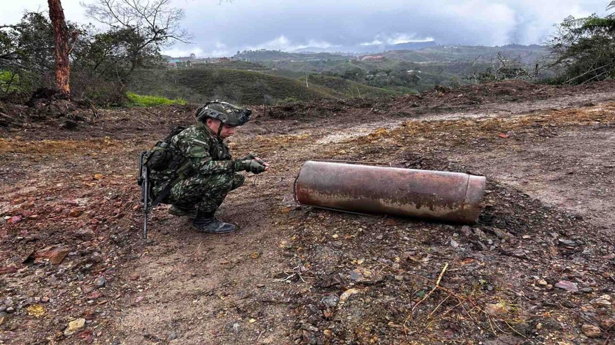 Ejército localizó y destruyó seis artefactos explosivos y un lanzador en una vía de Anorí (Antioquia)