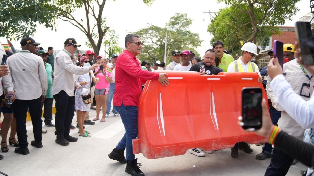 Se muestra al Alcalde Dumek Turbay retirando publicidad política ilegal