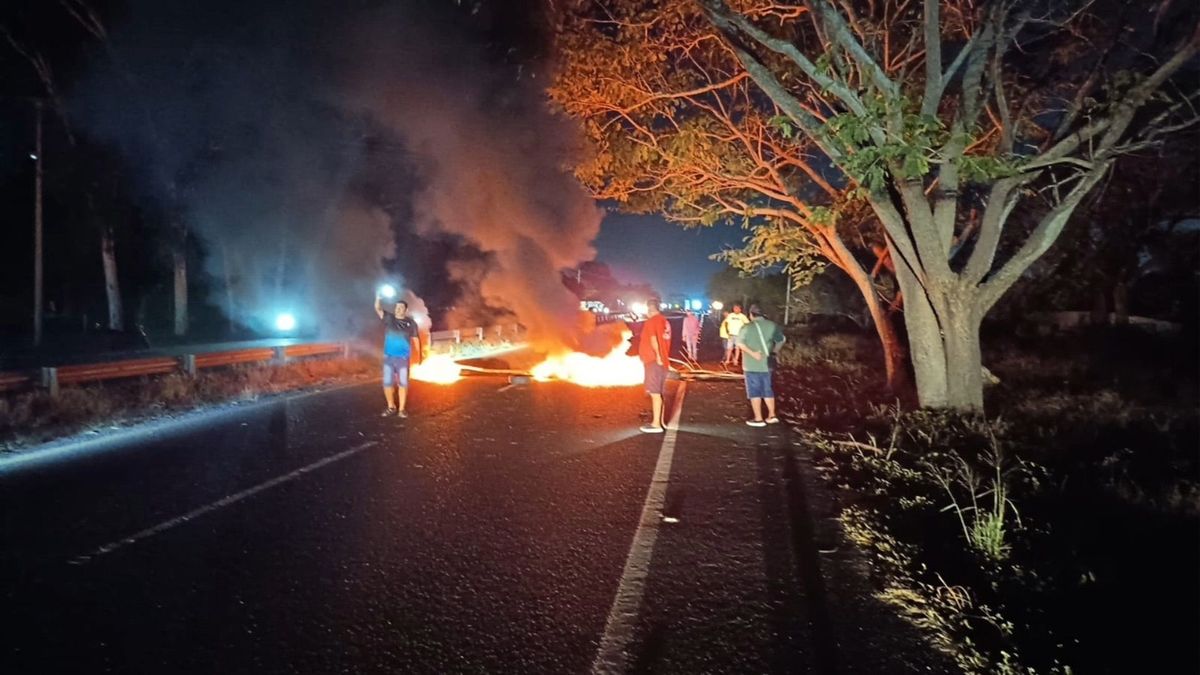 Comunidad bloquea el peaje de Sabanagrande Atlántico, exigen tarifa cero y desmonte de la caseta.