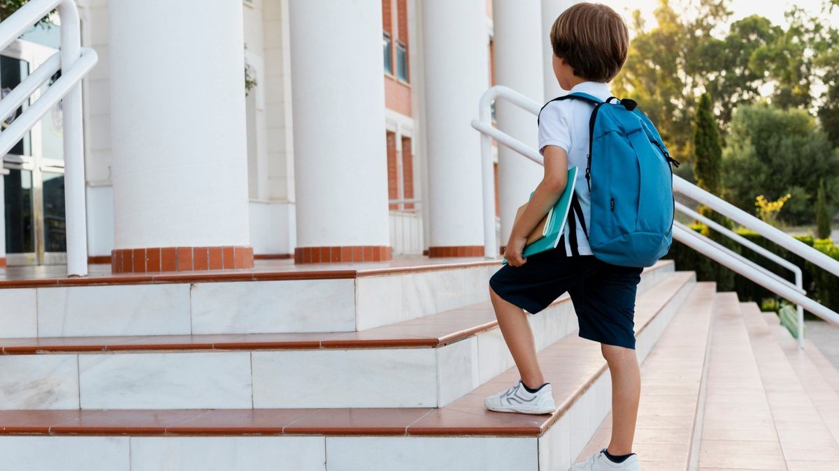 Niño entrando a la escuela en su primer día de clases (imagen de referencia)