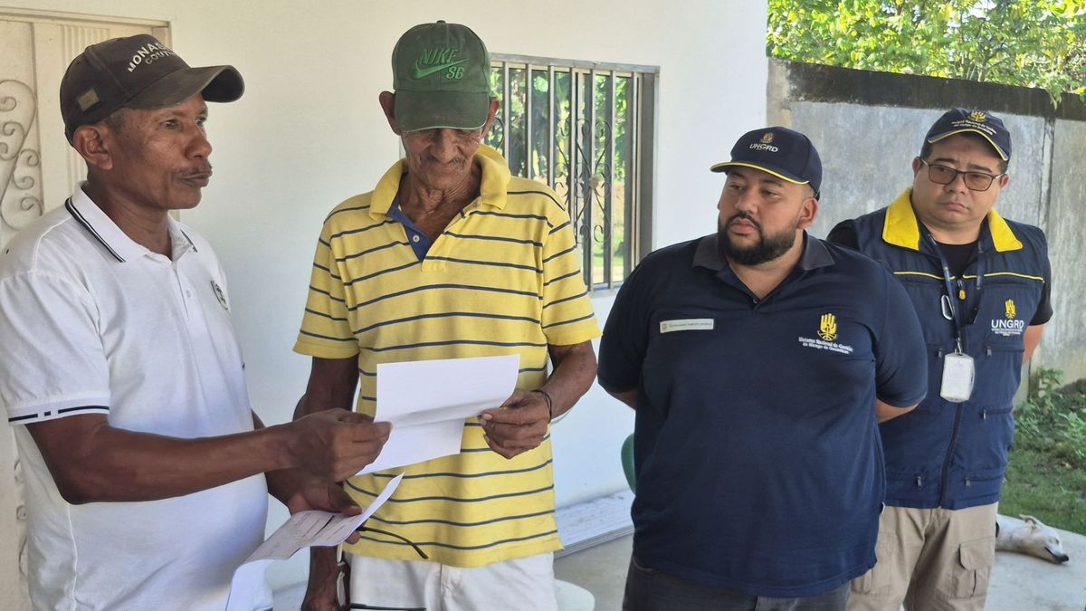 Funcionarios de la UNGRD entregan compensaciones a campesinos