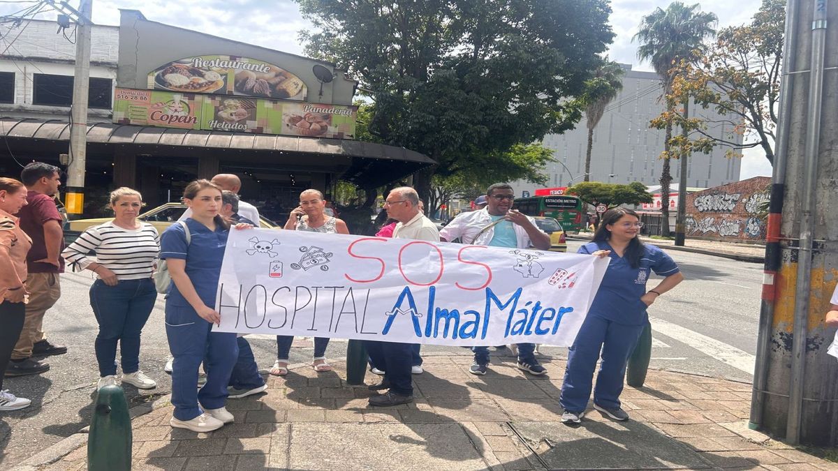 Protesta de trabajadores del hospital Alma Máter en Medellín.