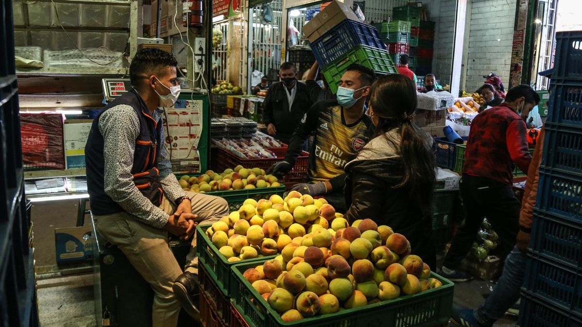 Vendedor de Corabastos organizando sus productos
