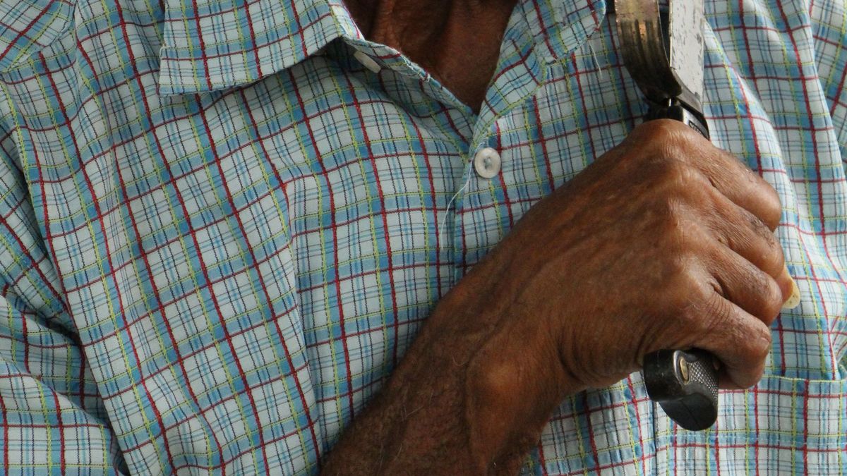 Ataque con machete deja un policía herido