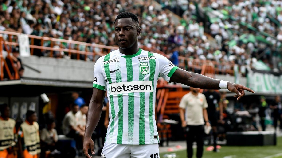 Marino Hinestroza jugando un partido con Atlético Nacional