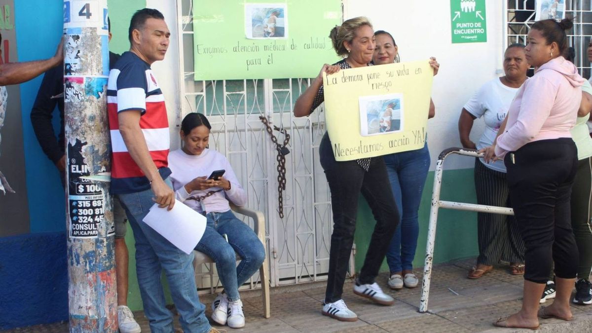 Madre se encadena en Cajacopi por salud de su hijo