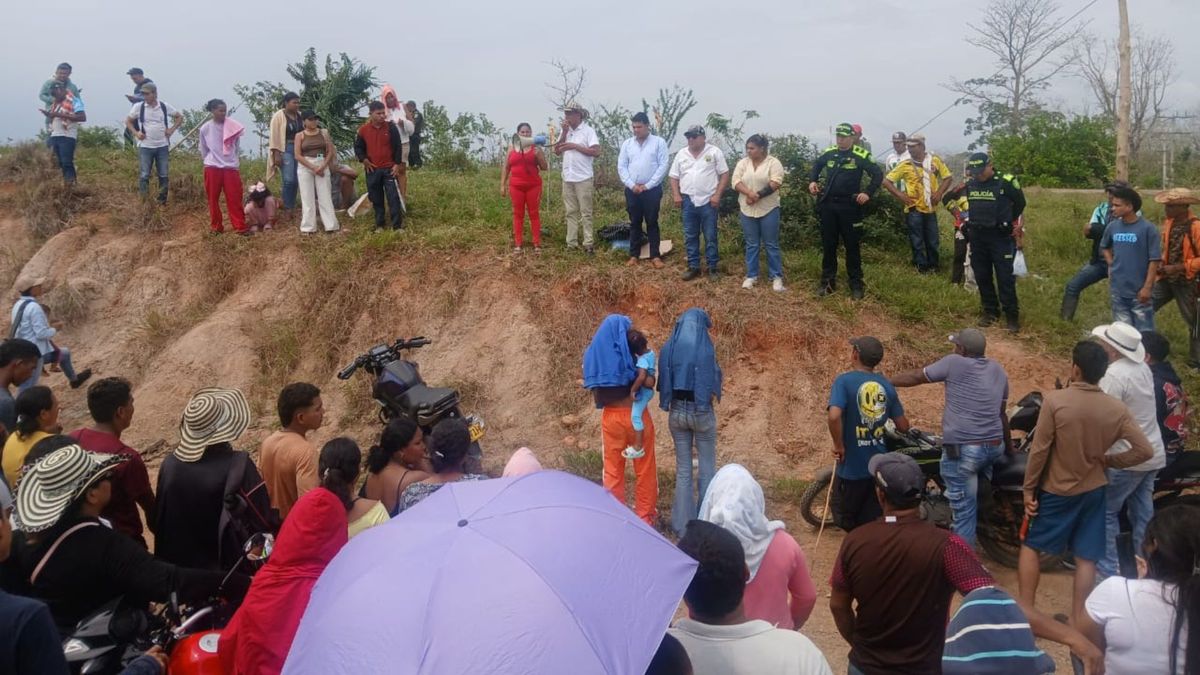 Autoridades y familias dialogando durante el desalojo en Puerto Libertador, Córdoba