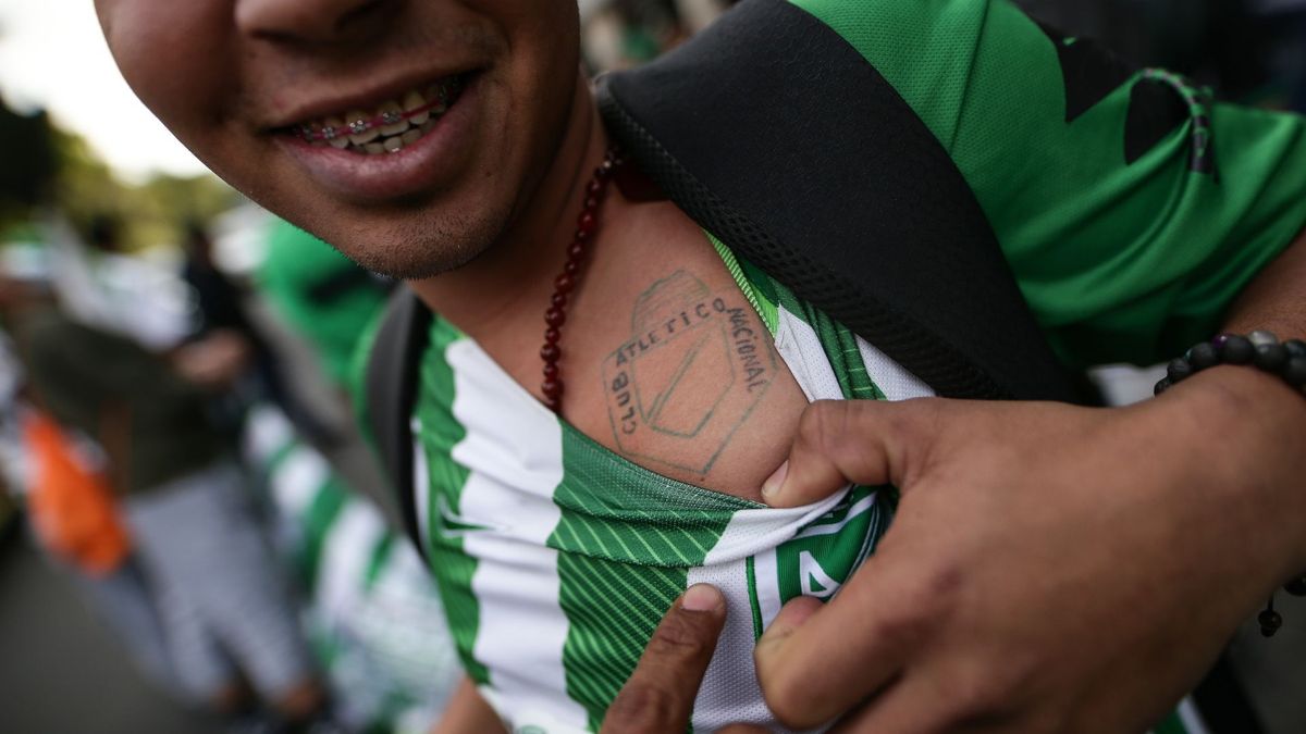 Hincha de Atlético Nacional mostrando un tatuaje