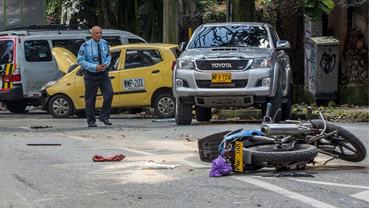 Accidente de tránsito entre moto y camioneta en Medellín