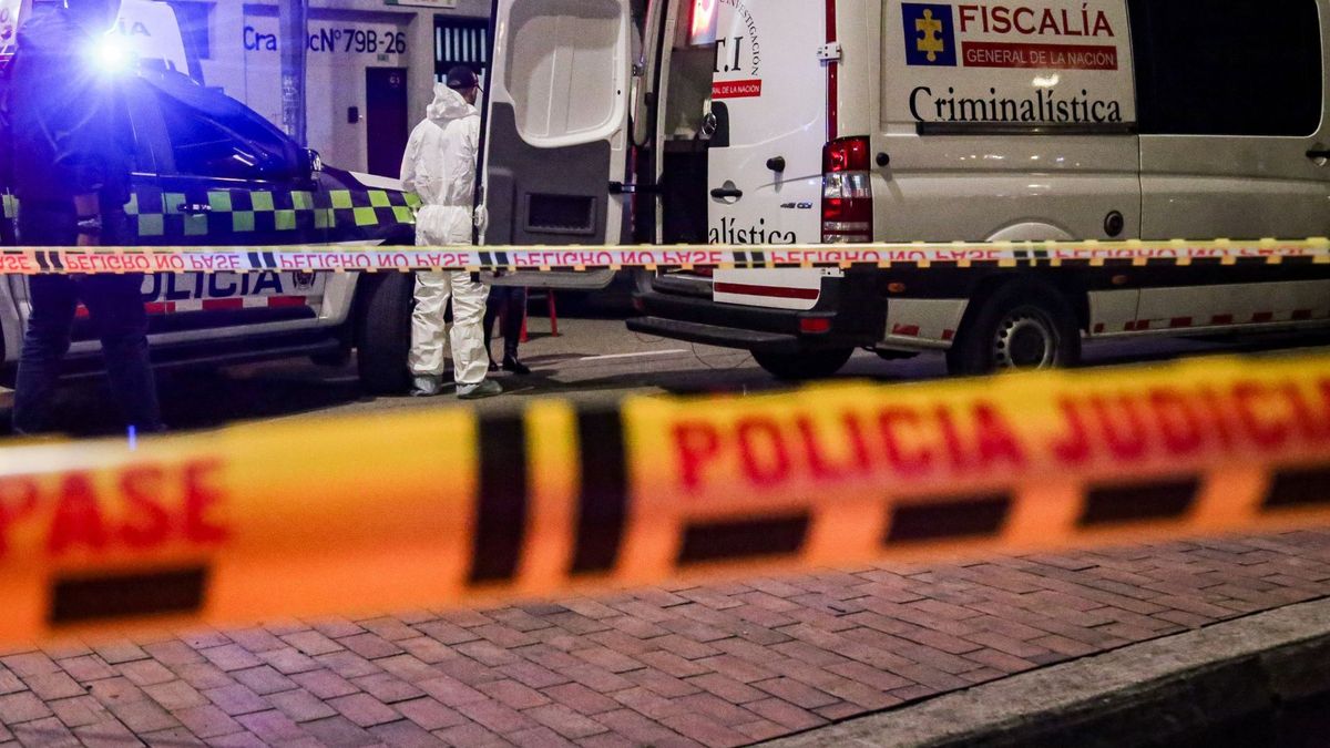 Criminalística haciendo el levantamiento de un cuerpo