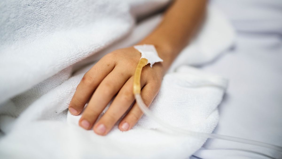 Menor canalizado en su mano en un hospital