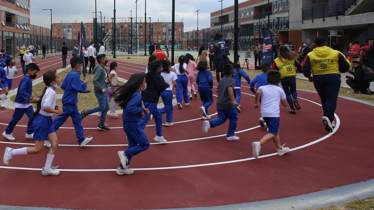 Estudiantes de colegio corriendo en clase de educación física