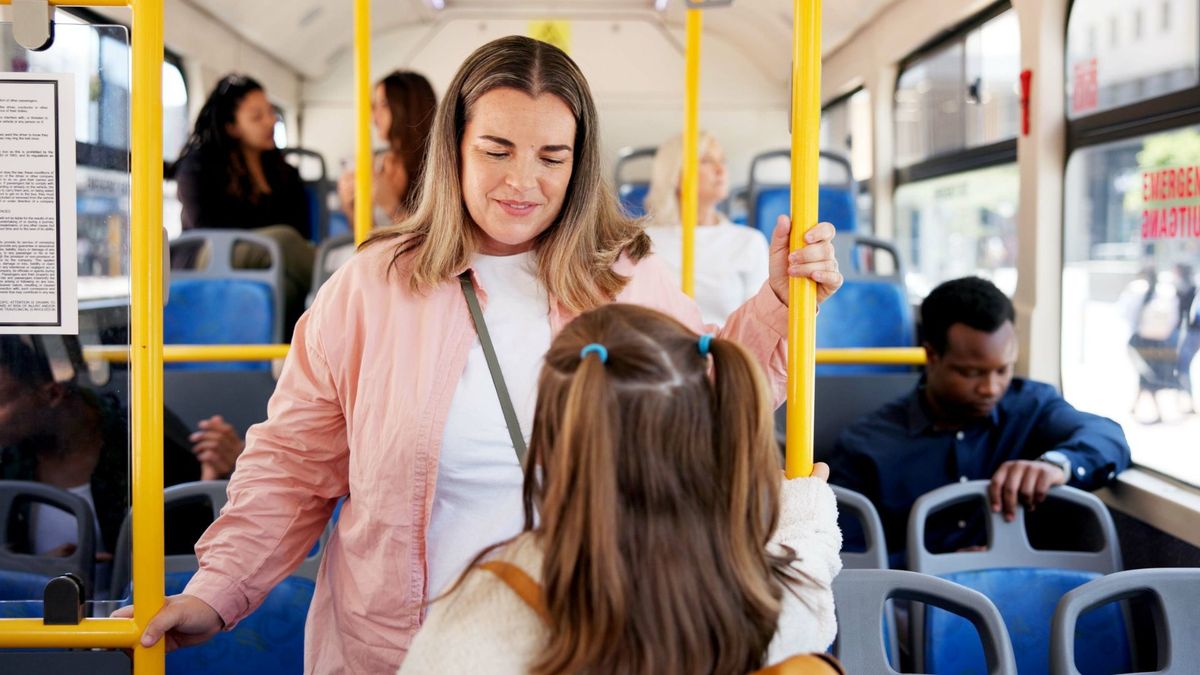 Mujer con una niña en bus de transporte público (imagen de referencia)