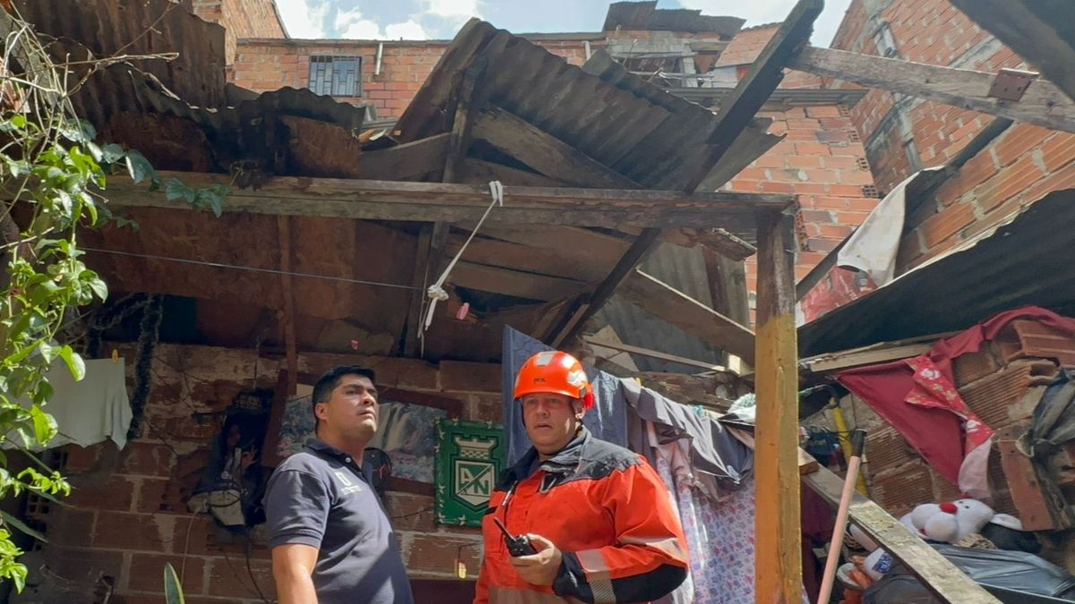 Colapsó vivienda evacuada en Medellín y autoridades destacan reacción oportuna