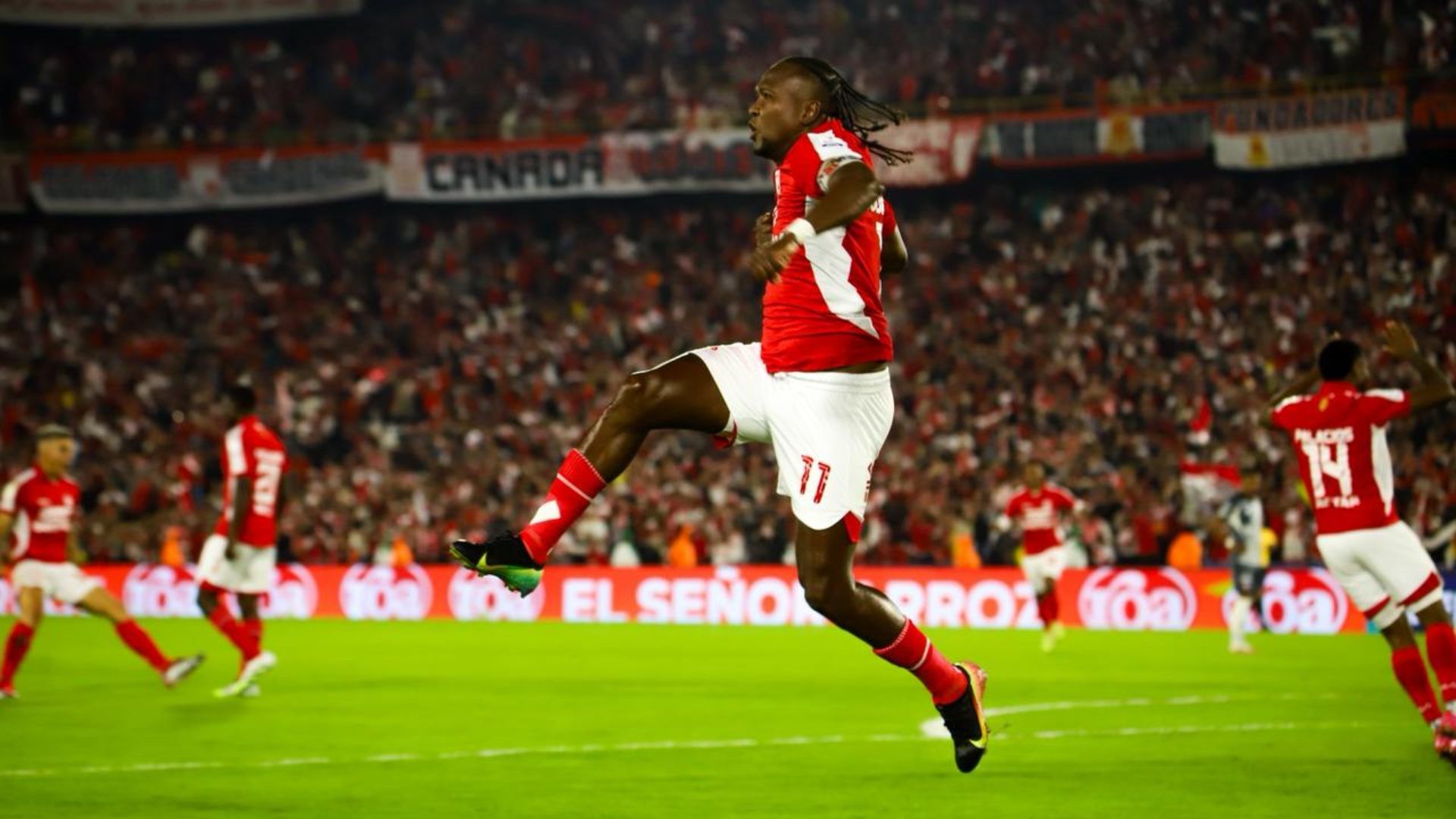 Hugo Rodallega celebra el segundo gol de Santa fe en la Superliga 2026