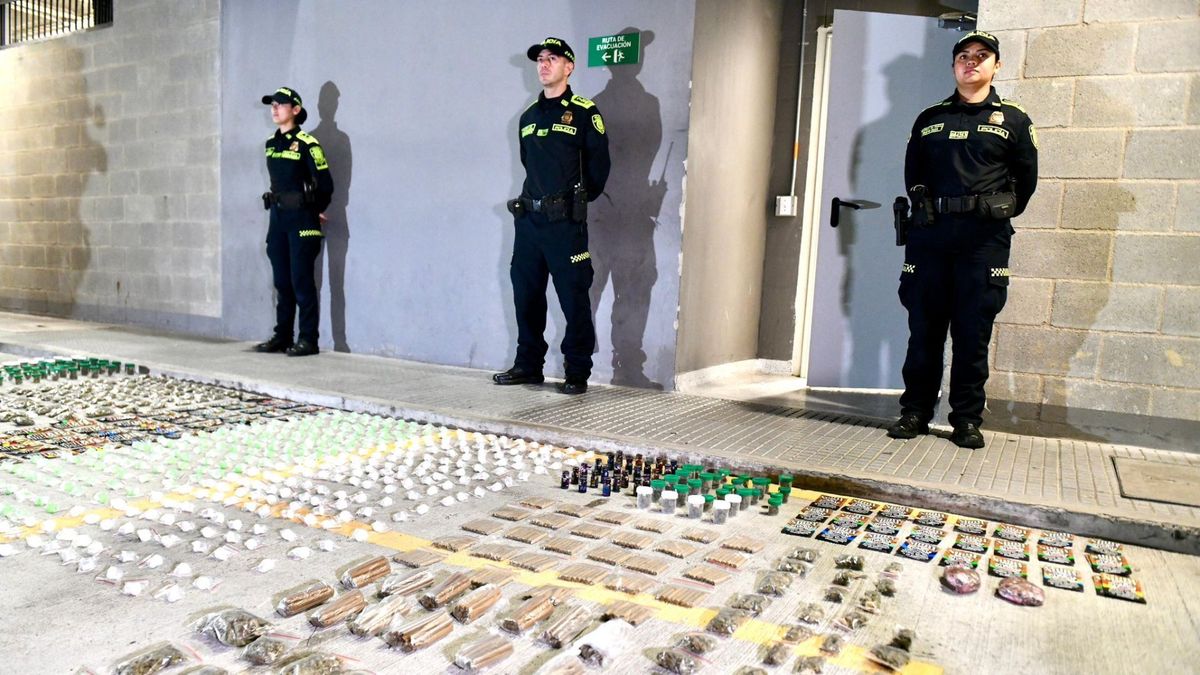 Policías con droga incautada en Medellín
