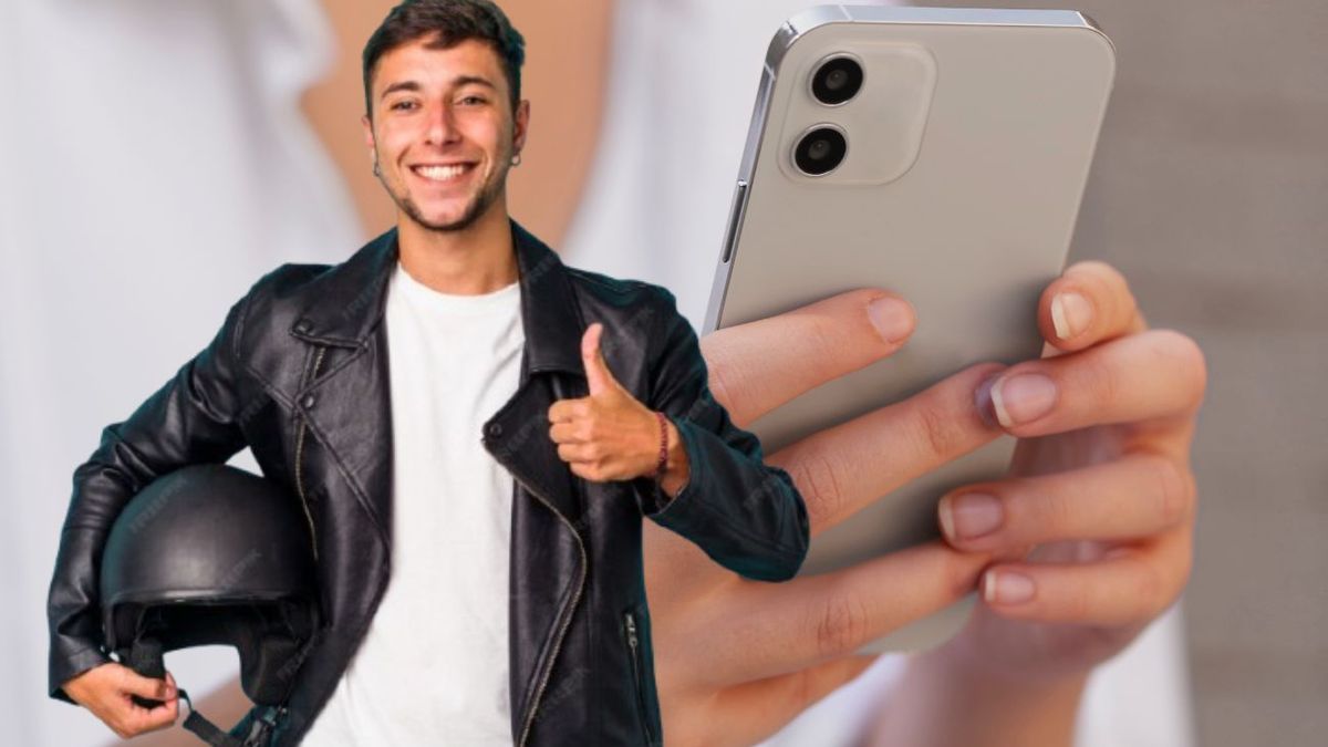 Imagen de referencia de un motero y una mujer con un celular en la mano