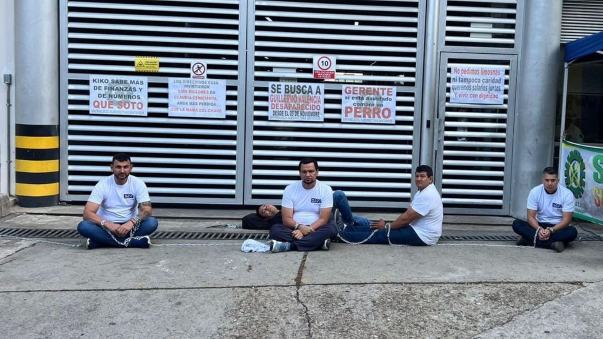 Trabajadores de la Essa protestaron encadenados