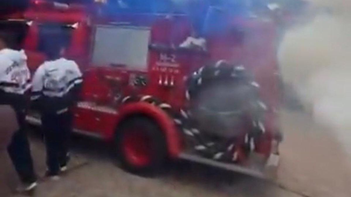 Estudiantes llegan a clases en carro de bomberos y provocan polémica regional