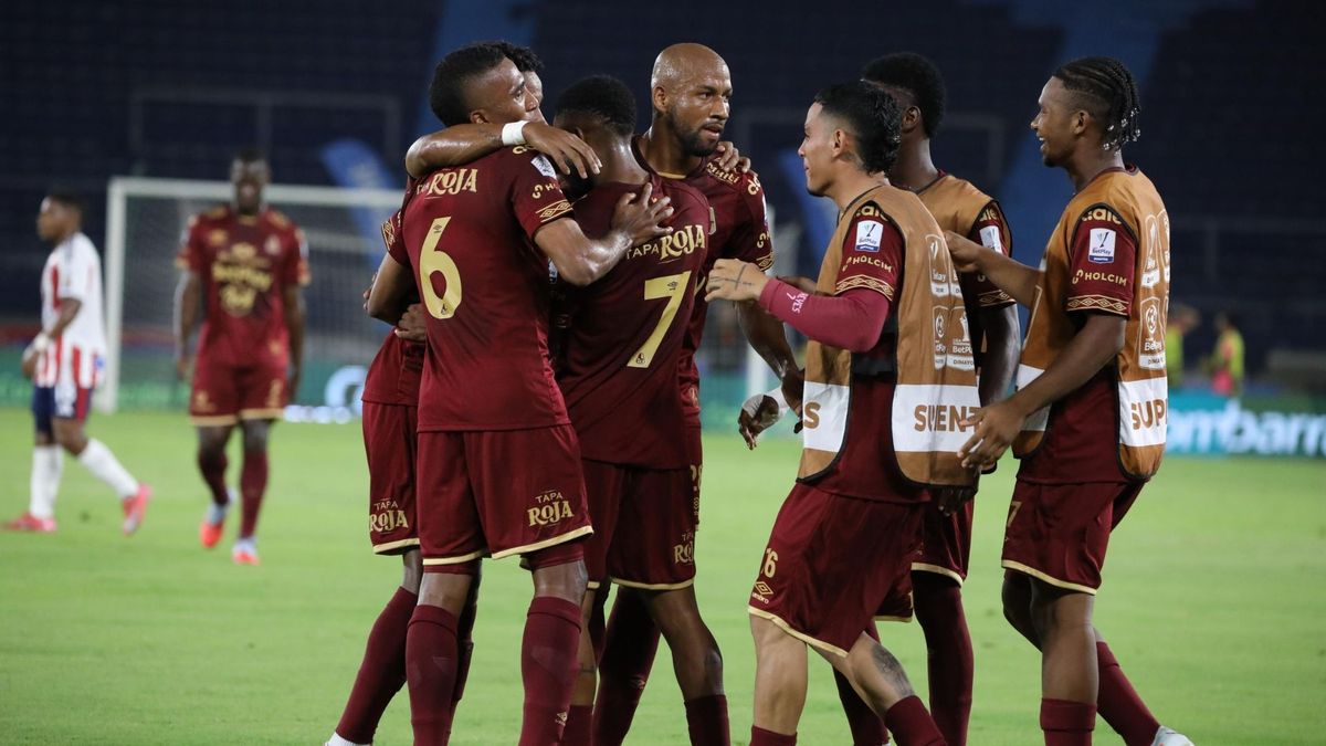 Jugadores del Deportes Tolima celebrando un gol