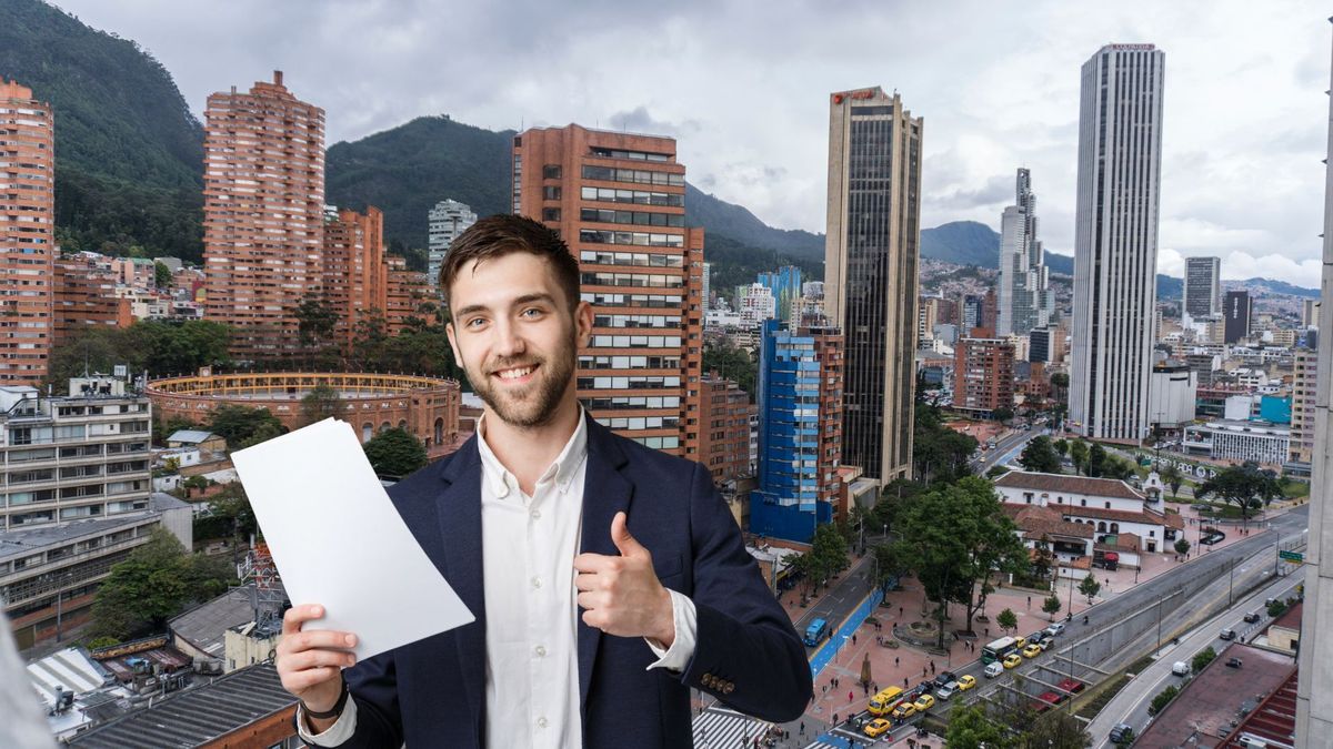 Ciudadano en Bogotá sosteniendo un documento en la mano