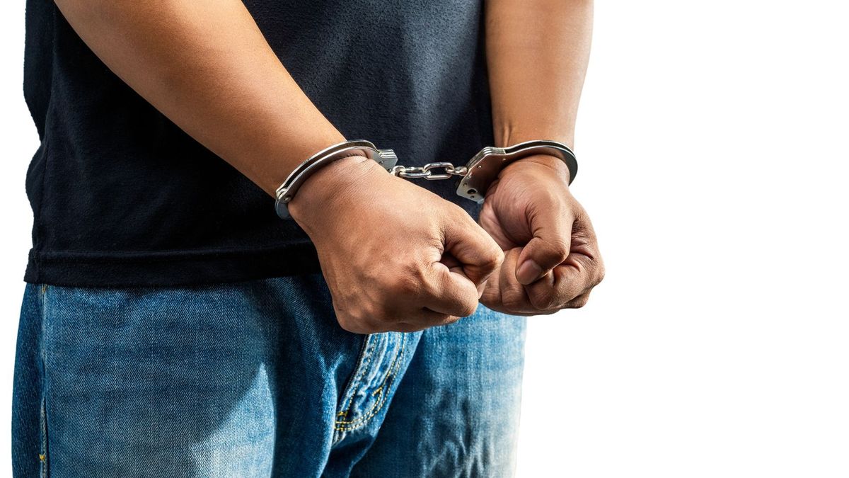 Hombre capturado con esposas en sus manos