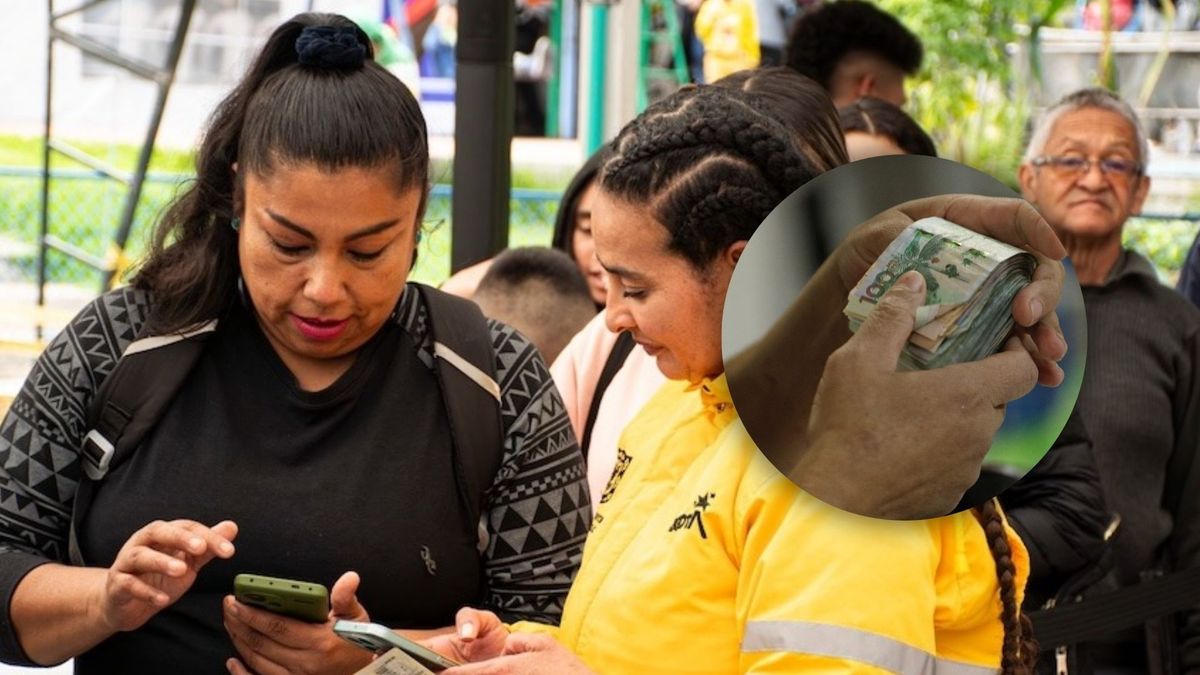 Mujer recibiendo el pago del Ingreso Mínimo Garantizado