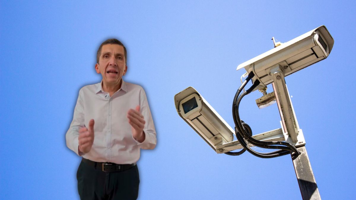 Alcalde de Chía, Leonardo Donoso, junto a una cámara de fotomulta