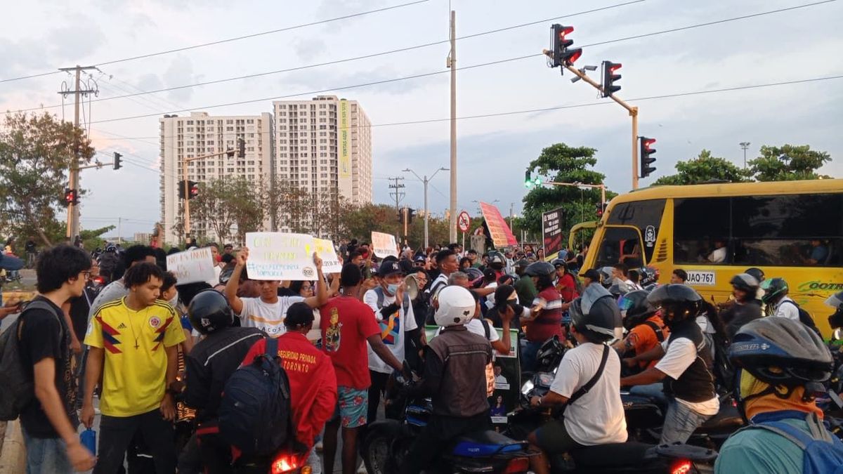 Representantes de organizaciones sindicales y líderes sociales protestan en Cartagena