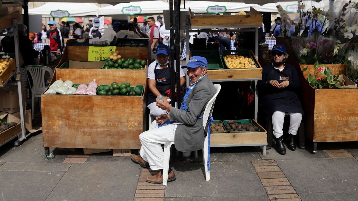 Personas en un puesto instalado en un mercado campesino