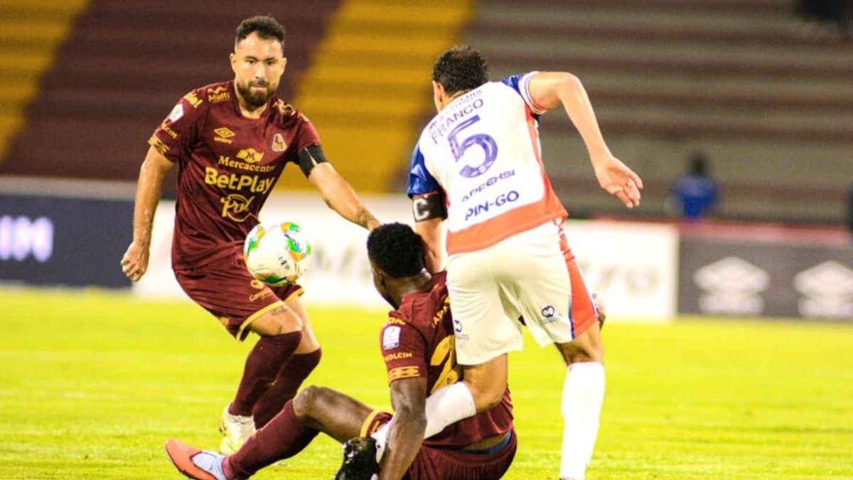 Jugadores del Deportes Tolima y de Alianza Valledupar disputando el balón