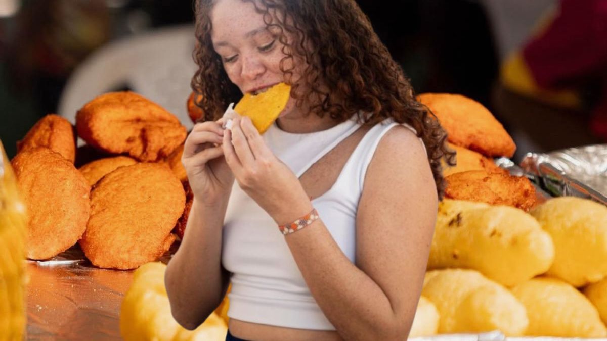 Mujer comiendo una arepa en el Festival del Frito