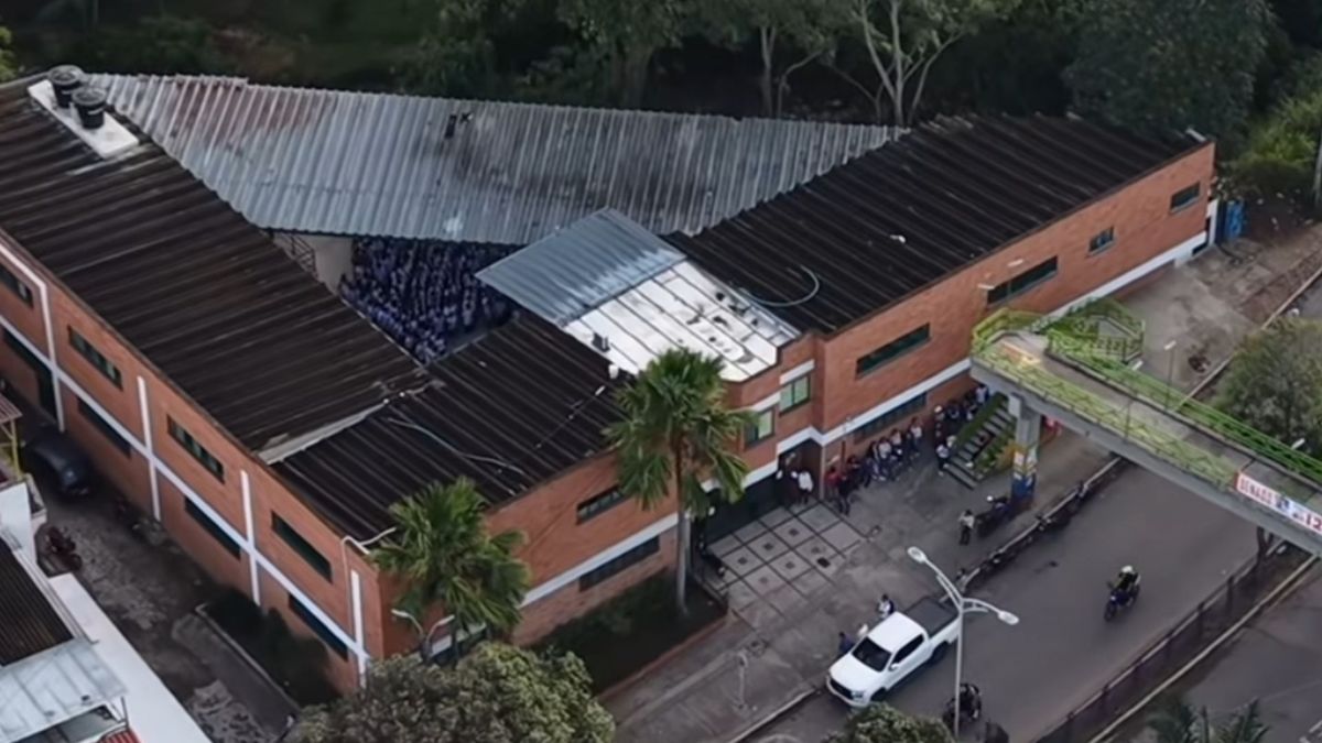 Toma aérea del colegio del barrio El Carmen, en Floridablanca