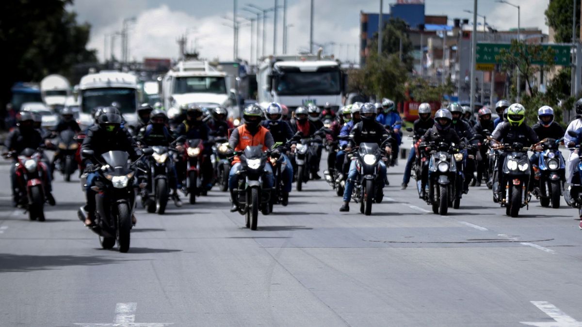 Motociclistas en las vías de Bogotá