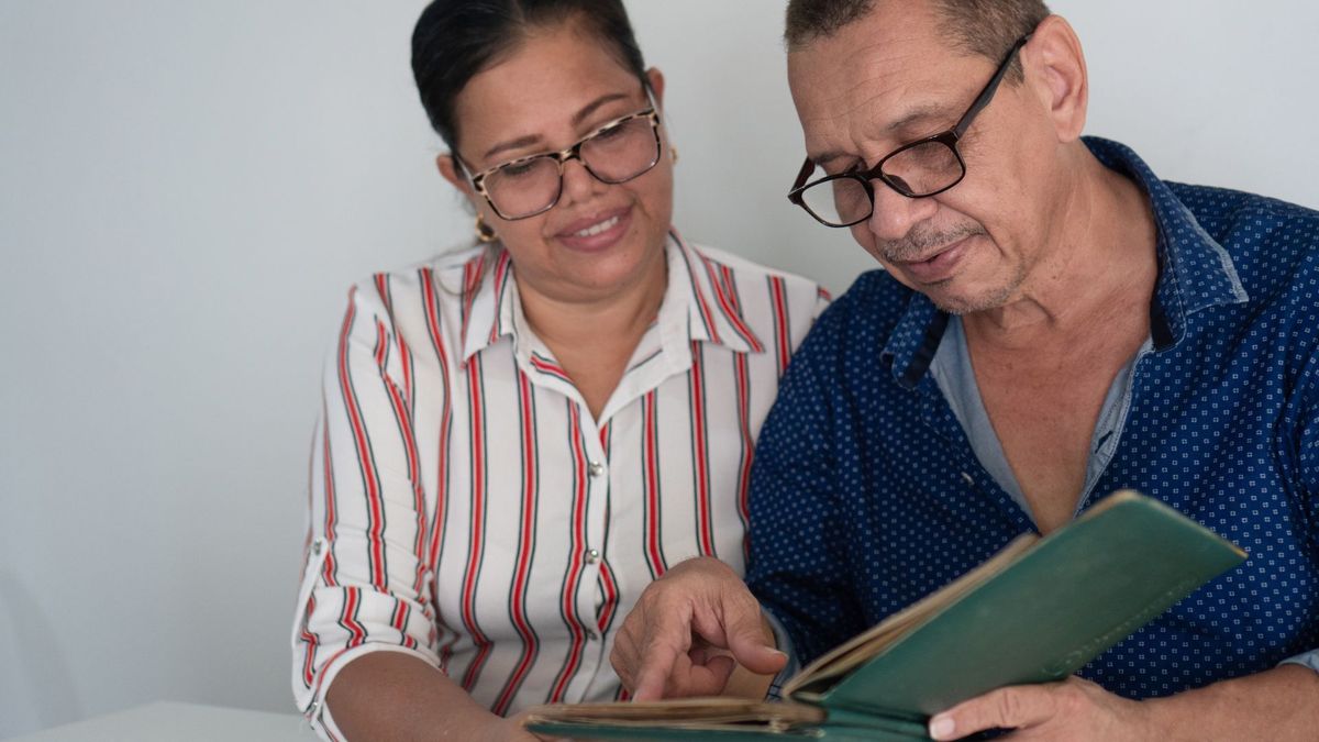 Pareja de adultos estudiando