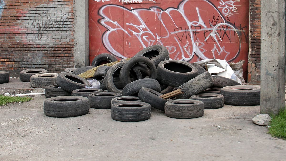 Llantas usadas tiradas en las calles de Bogotá