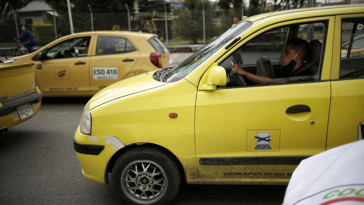 Taxis circulando por las calles de Bogotá