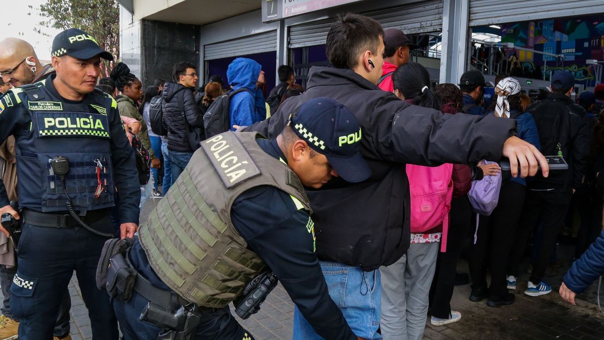 Policía requisando a un ciudadano en Bogotá