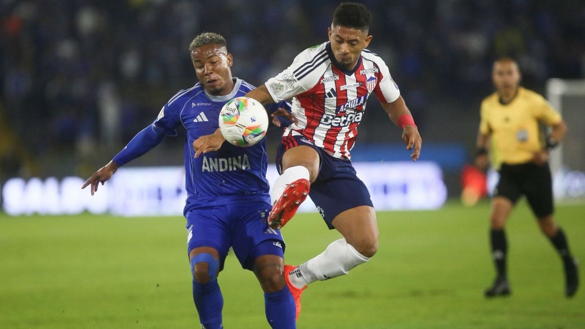 Edwin Herrera, de Junior, y Bekham Castro, de Millonarios, disputando el balón