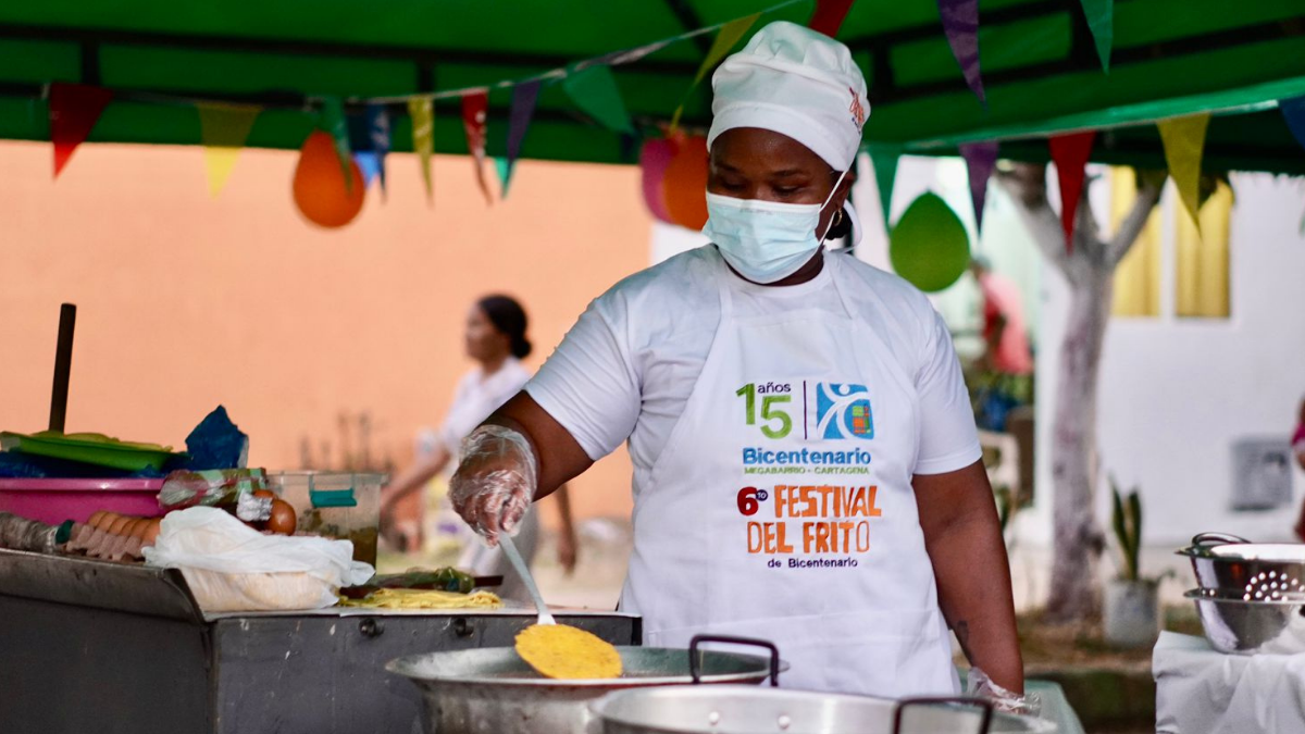 Mujer fritando una arepa en el Festival del Frito Cartagenero 2026