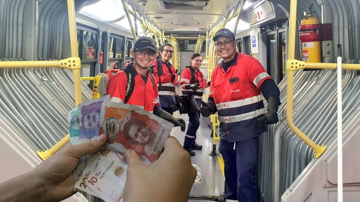 Personas encargadas de limpieza y mantenimiento de TransMilenio