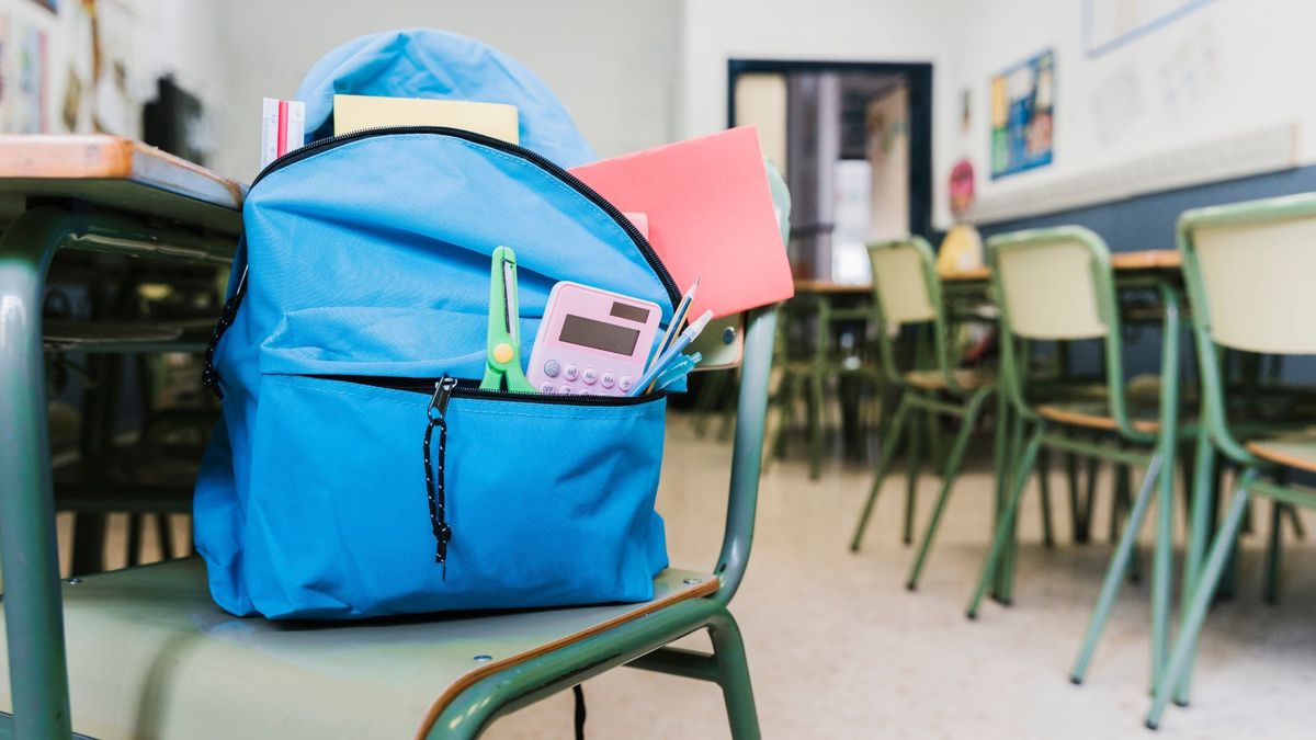 Morral de estudiante en una silla de un salón de clases