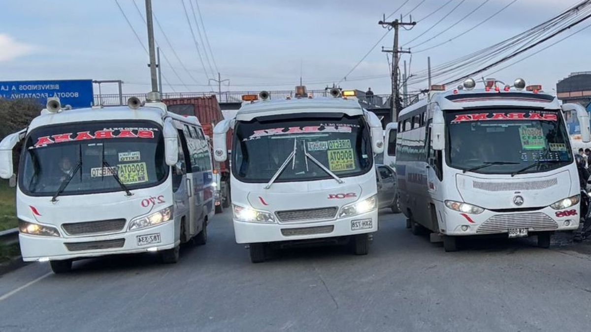 Conductores intermunicipales de la Flota de la Sabana protestando en la Calle 13