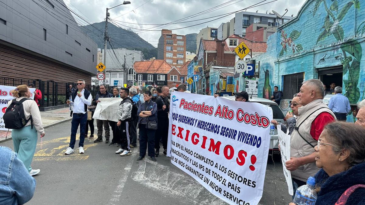 Usuarios Nueva EPS en plantón frente a la Defensoría del Pueblo (imagen de referencia)