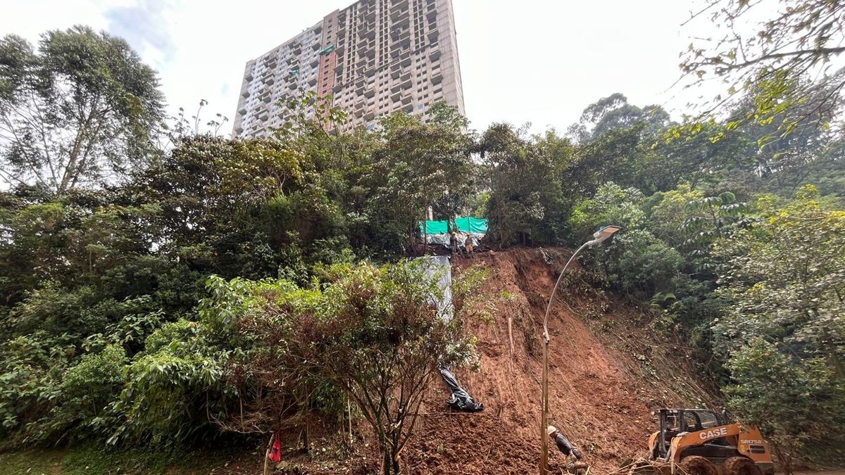 Montaña se desliza cerca de edificación en Sabaneta, Antioquia