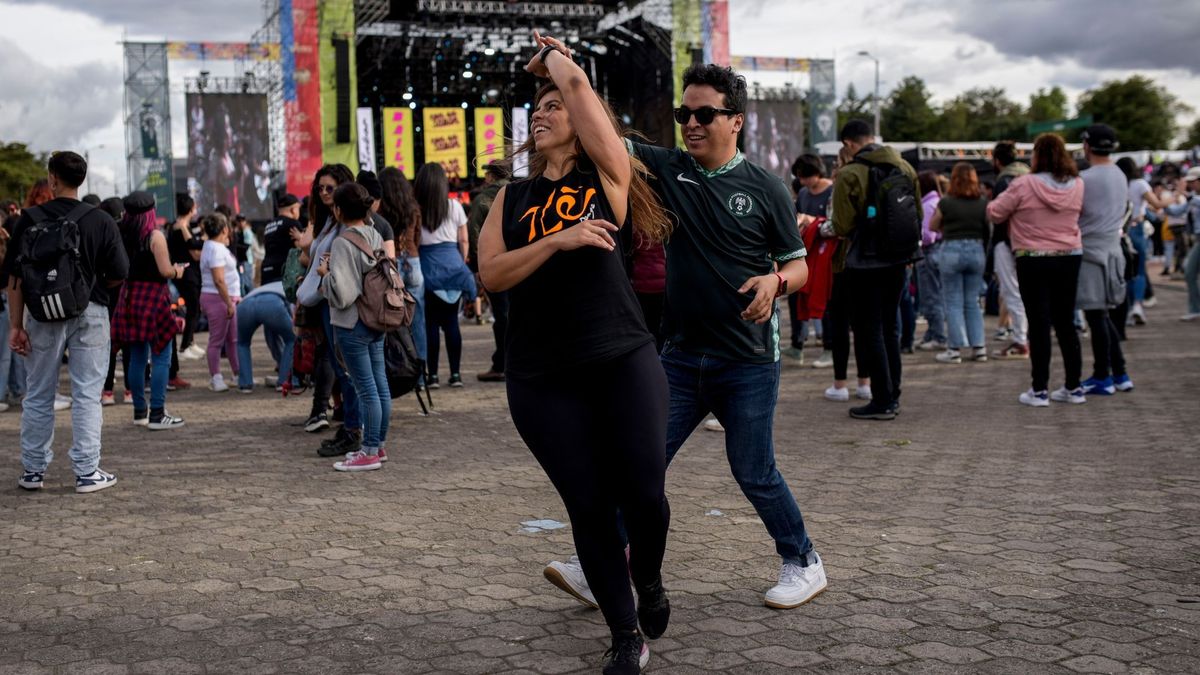 Pareja bailando salsa al aire libre en Bogotá