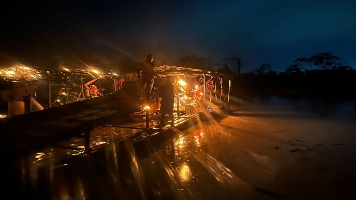Ejército destruyendo maquinaria de minería ilegal en Antioquia