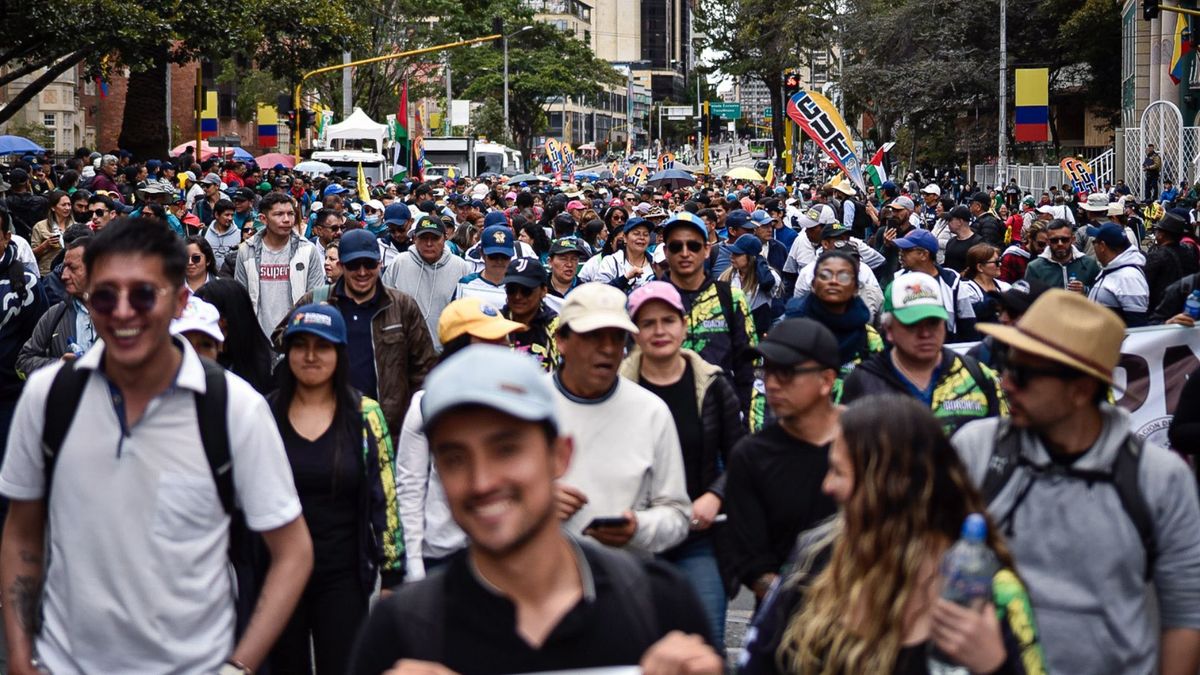 Personas manifestándose en las calles de Bogotá
